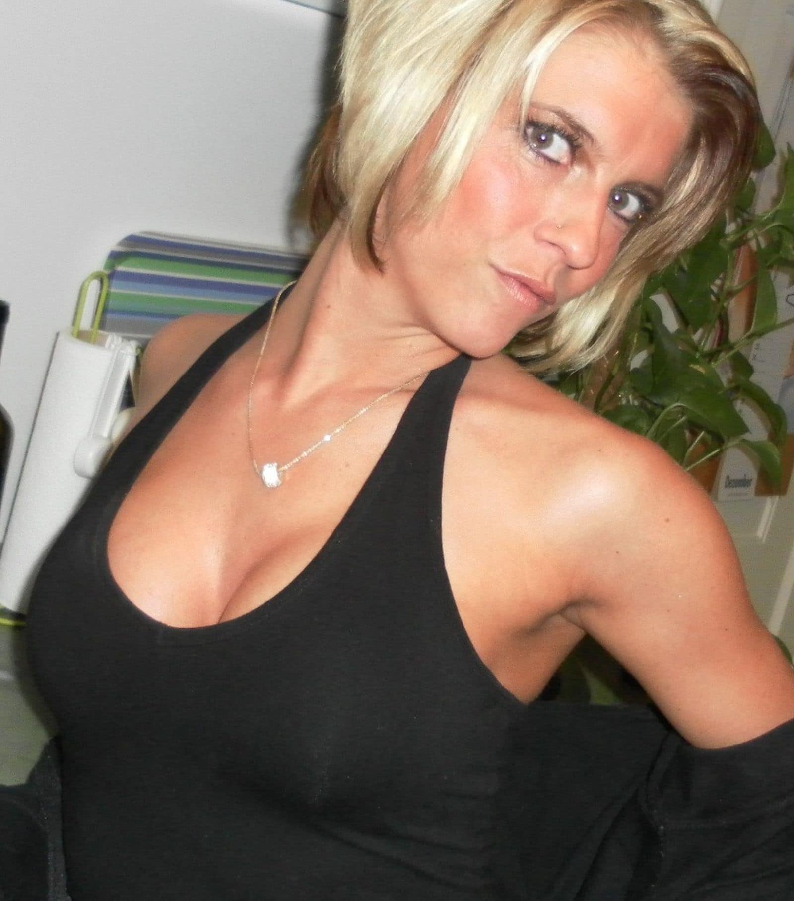 Femme en couple qui a une grosse envie