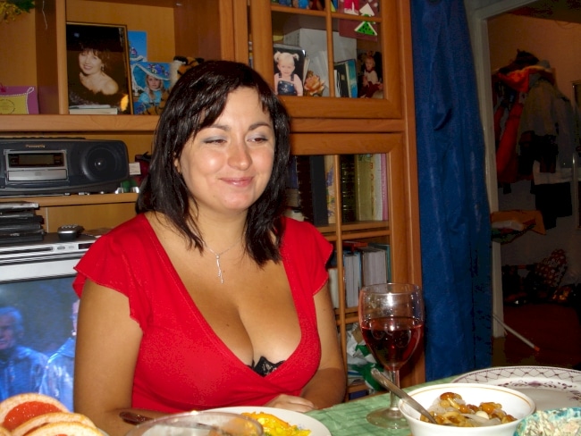 Femme en couple qui a une grosse envie